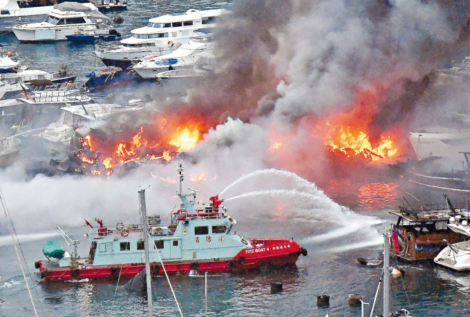 ■香港仔南避风塘发生游艇火警，变成火烧连环船，消防灭火轮开喉灌救。