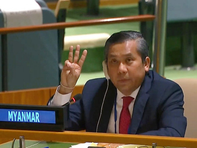 缅甸驻联合国大使觉莫敦，曾在联合国会议公开批评缅甸军政府发动政变，并举起象徵抗争的「三指手势」。AP图片