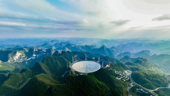 「中国天眼」无人机全景照片。新华社