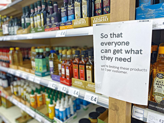 英格兰阿什福德一家超市上周六张贴告示，限制每名顾客只可购买三瓶食油。