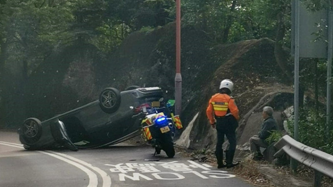 石澳道私家車失事反肚。fb香港突發事故報料區圖片