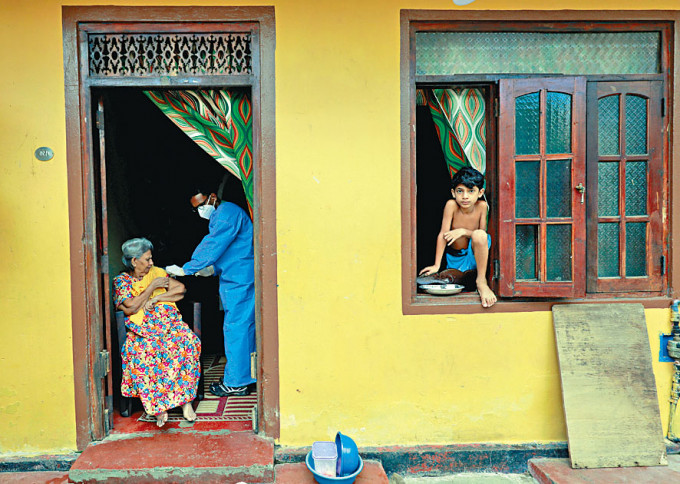 斯里兰卡首都科伦坡一名年长妇女，于去年九月在家中接种新冠疫苗。