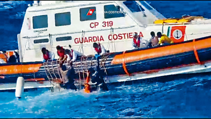 意大利救援人員上周六在另一次行動中，救起一些偷渡者。