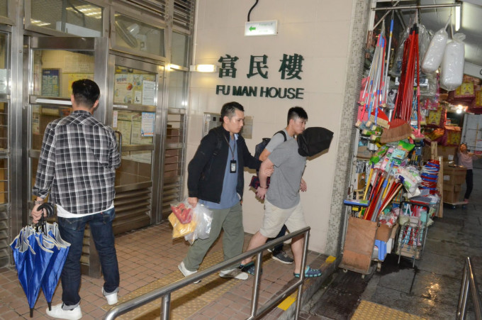 警方拘捕男子涉嫌搶走手袋。