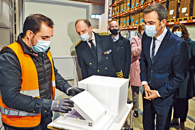 法国衞生部长韦朗（右）周二视察巴黎市郊一个疫苗分发中心。