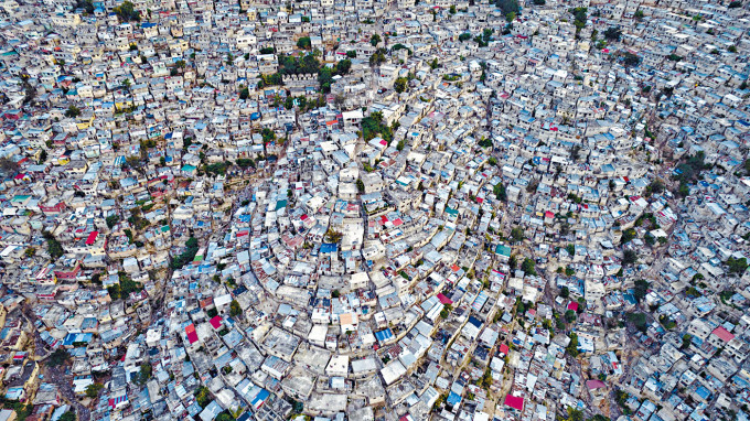■海地首都太子港一個人口稠密的貧民區。