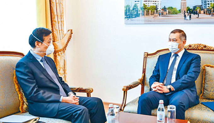 尼國外長（右）與中國駐尼大使聯合召開記者會。