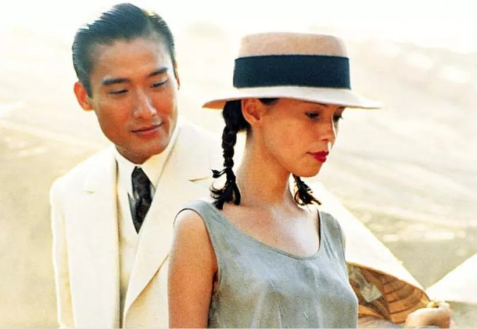 香港演员梁家辉参演的1992年电影《情人》，讲述一个15岁的女孩与一个32岁男人之间的浪漫关系。电影剧照