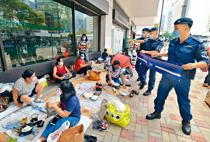 ■劳工处联同多个部门，到外佣聚集热门地点呼吁注意防疫安全规例。