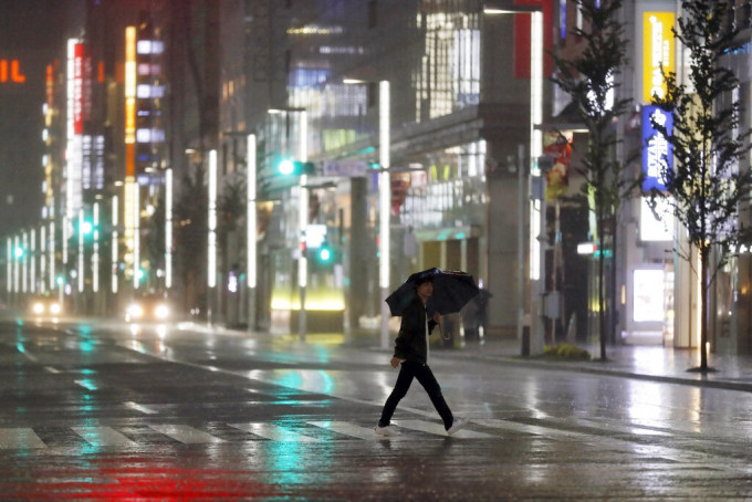 東京市區狂風大雨。AP圖片