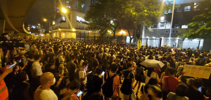 葵涌道被示威者佔據。