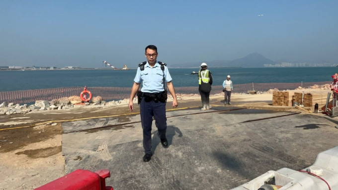 小蠔灣車廠對開海面現男浮屍。林思明攝