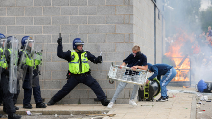 英国多地极右分子骚乱，中国驻英国使领馆提醒中国公民及游客切实注意安全。路透社