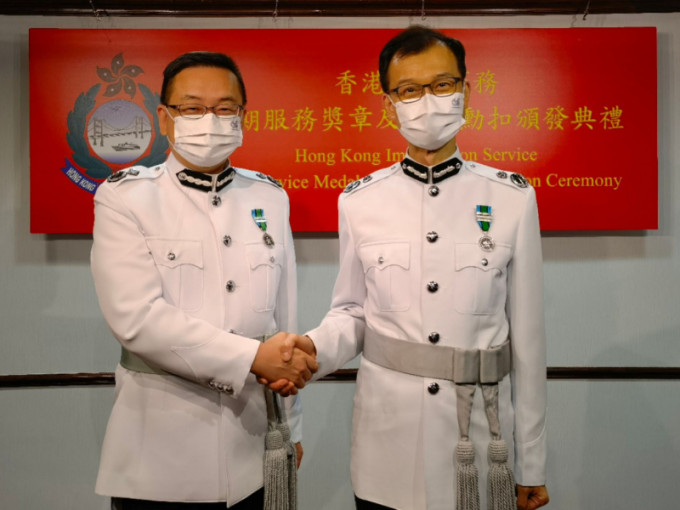郭俊峯（左）将接替即将退休的陈天赐（右）担任入境处副处长。受访者提供