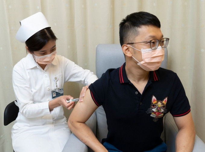 王先生接受度普利尤单抗注射的情况。养和医院图片
