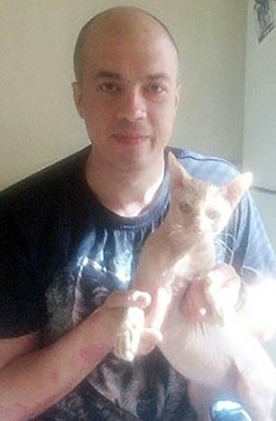 瓦西里耶夫声称：我爱这只猫，它只跟我睡。（网图）