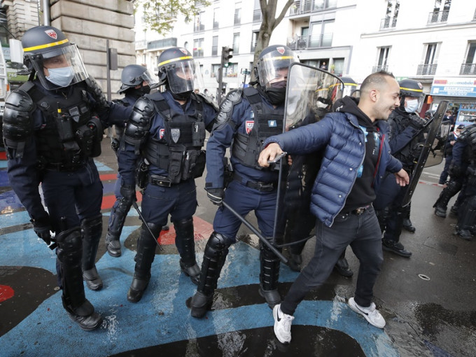 巴黎警方拘捕44人。AP