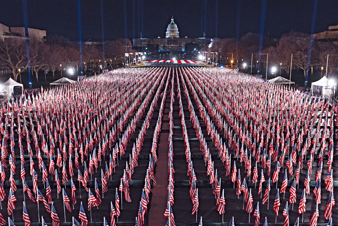 華盛頓國家廣場周一已見旗海飄揚，二十萬支國旗代表疫情下無法參加拜登就職禮的美國人。