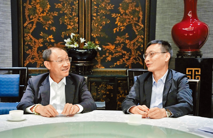 鄧清河（左）認為香港樓價有下行壓力，建議政府是時候檢討樓市「辣招」。旁為梁瑞華。
