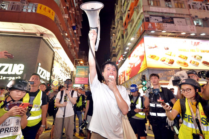 鄺俊宇批評警方昨晚的清場行動,但對其中一位警員處理手法表示讚賞。