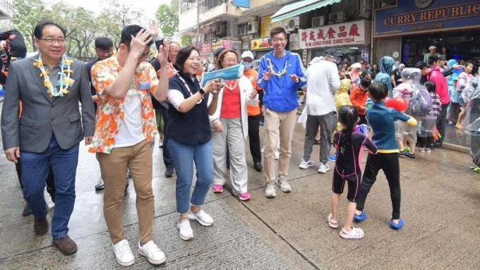 麥美娟到九龍城潑水節嘉年華「打水戰」。麥美娟Fb圖片