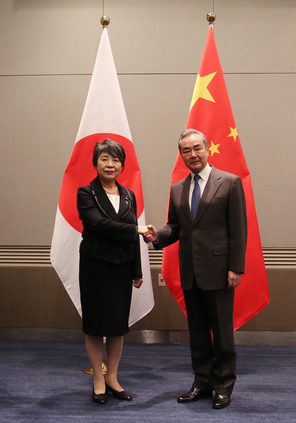 王毅与日本外相上川阳子（左）曾在南韩釜山会面。 外交部