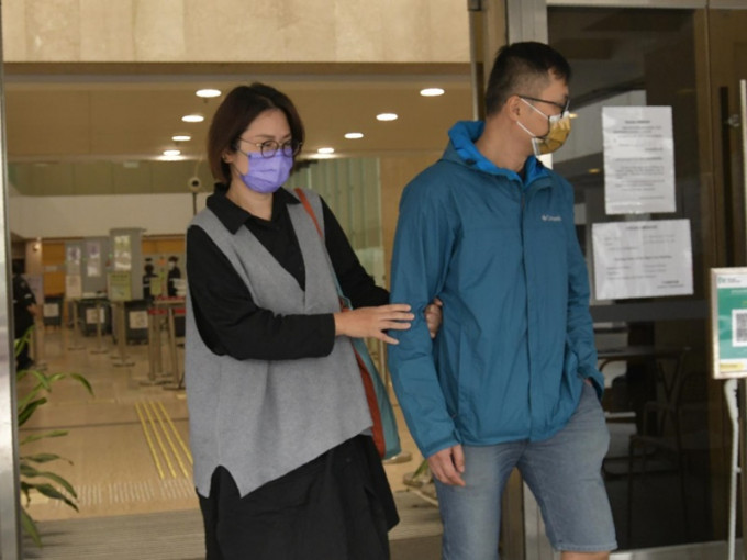 梁瑩瑩（左）作供後離開法院。