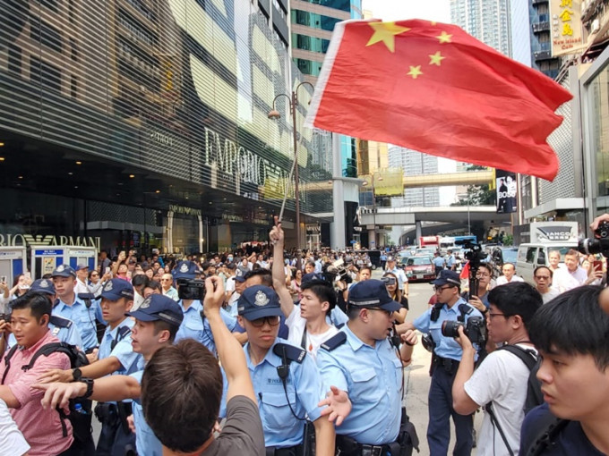 尖沙嘴海港城附近，有約30至40支持香港警察的愛國人士聚集。