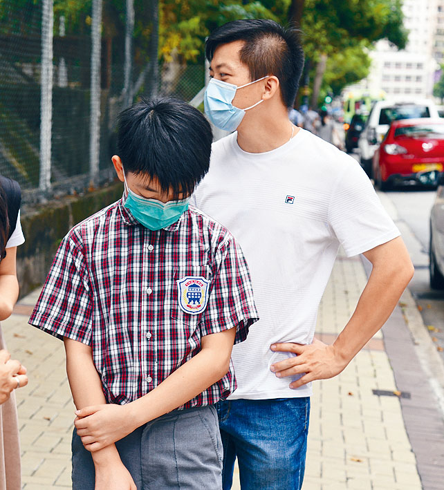兄長就讀九龍華仁書院,派位結果未如預期的黃同學難掩失望,偕父親四出叩門。