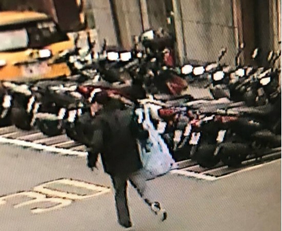 台北一银行遭劫匪以74秒劫走21万港元。警方公开涉事片段。网图