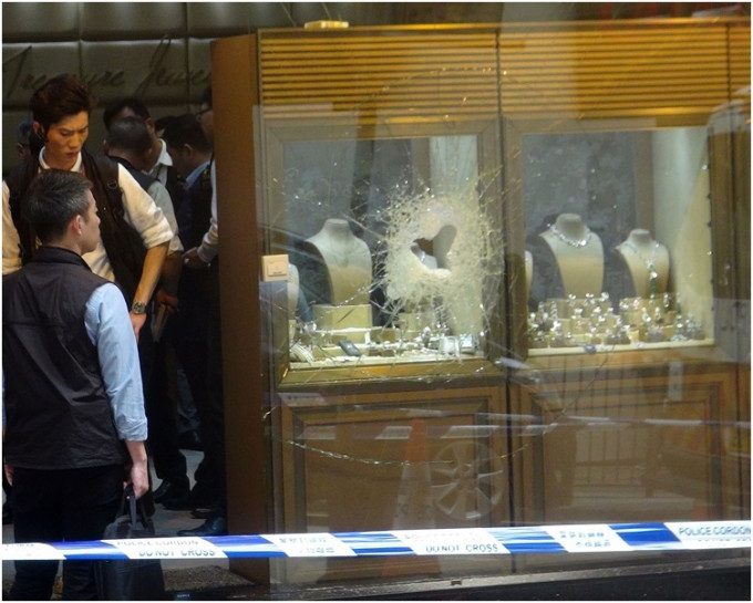 去年3名来自‬哥伦比亚的‪劫匪以‬铁锤‪打破店铺玻璃橱窗抢走钻饰。资料图片