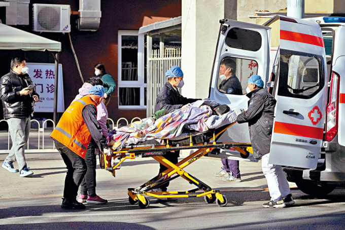 北京一名病人由救護車送到醫院發熱門診。