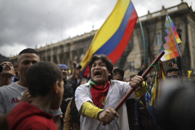 數千名哥倫比亞民眾在國會外聚集。AP