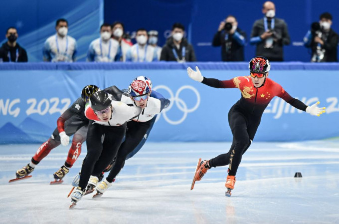 任子威(右)于短道速滑男子1,500米准决赛，因犯规被取消资格，一脸无奈。