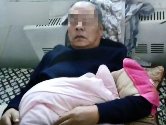 63岁张伯被打入院，警方终于作出道歉。网图