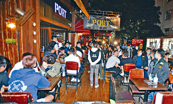 ■警方針對酒吧違規第四日巡查尖沙嘴酒吧。