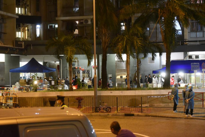 政府凌晨4时围封葵涌邨映葵楼，居民须强检。