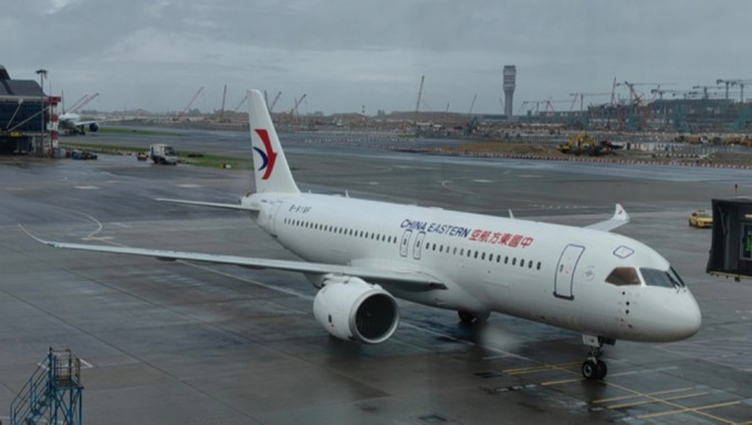 国产客机C919首次境外商业飞行，载香港学生赴上海实习。 上观新闻