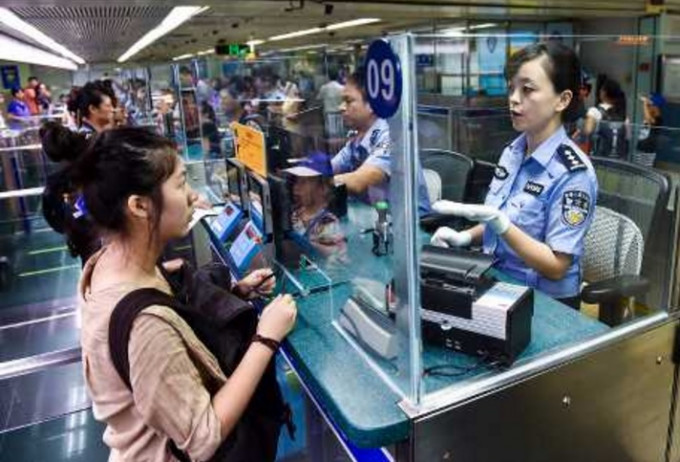 深圳公安發現騙徒掌握港人出入境紀錄進行詐騙。資料圖片