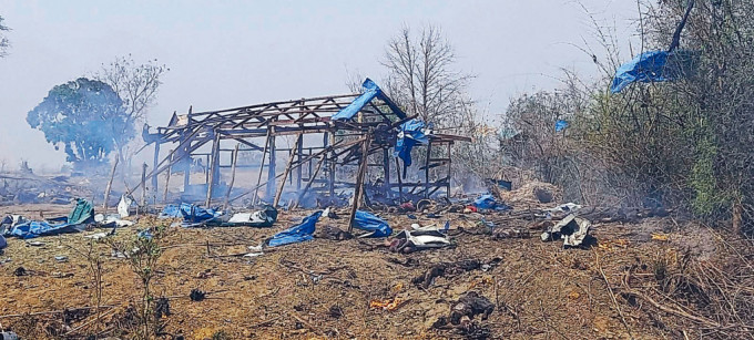 緬甸政府軍空襲炸毀反對派在村內的辦事處，當時正舉行開幕儀式。