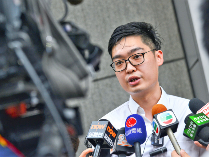 陳浩天稱機場出境時被扣留。