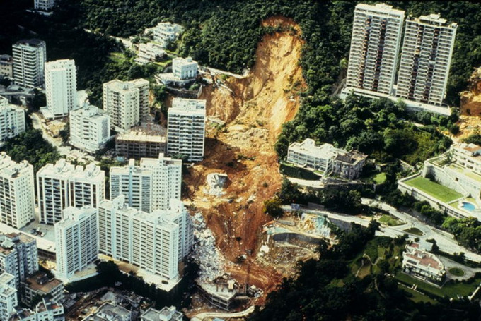 72年旭和道塌山泥，12层高的旭和大厦及旁边一座6层高楼宇倒塌。