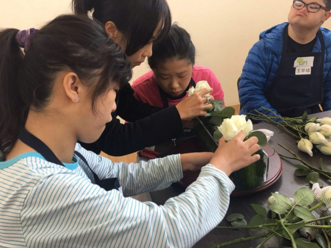花慧綻以花店形式經營，主要收入來源是定期向香港各大企業機構提供花藝擺設。