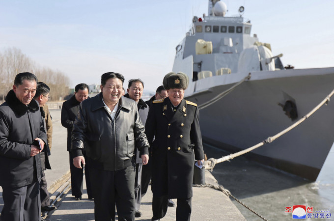 金正恩視察南浦造船廠的軍艦建造工程。美聯社