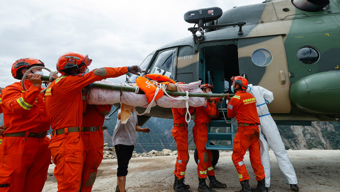 救援隊伍進入瀘定縣得妥鎮展開救援工作。新華社圖片