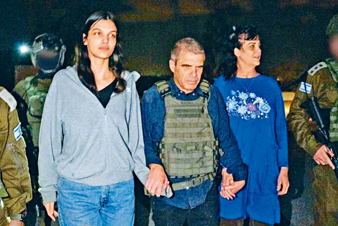获释美国人质朱迪斯（右）与女儿娜塔莉，上周五在以官员陪同下返回以色列。