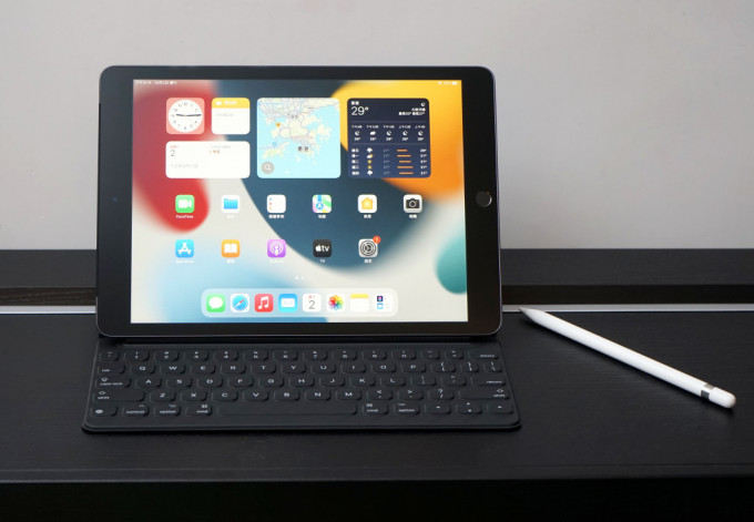 ●新iPad继续可以添置Smart Keyboard及第一代Apple Pencil，提升打字及手写的体验。