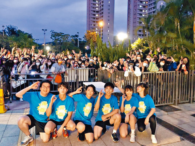 ■Edan（右三）与一众拍档齐到运动场拍综艺节目，引大批粉丝围观。