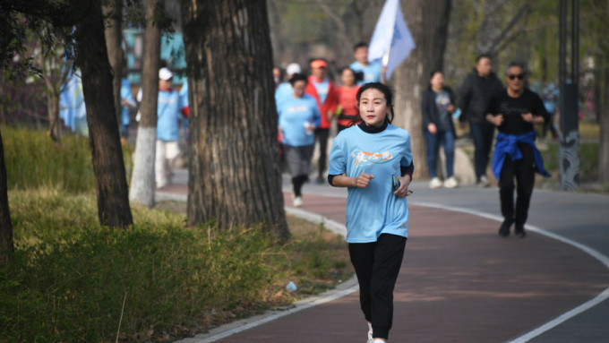  跑步时，高温天气最普遍的问题是紫外綫晒伤，所以避免在中午时间跑步。