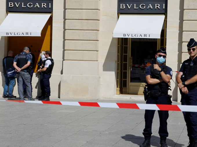 巴黎Bvlgari珠寶店遇劫後，警員在封鎖現場調查。路透社圖片
